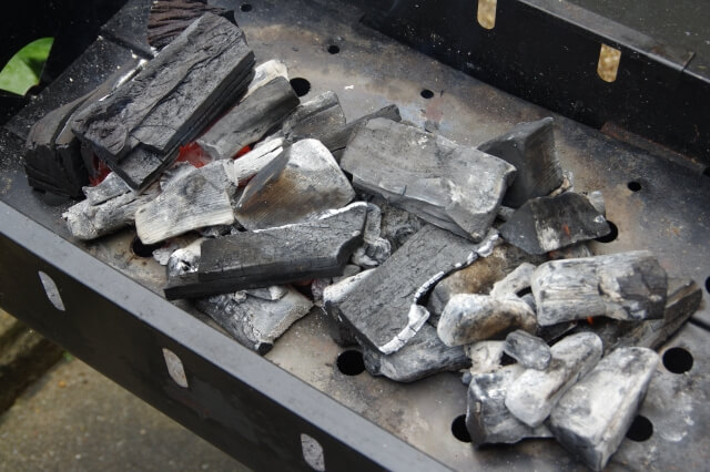 BBQに必要な炭の量は？炭の種類や燃焼時間なども紹介！
