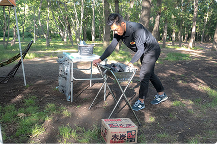 スタッフが機材設置する写真