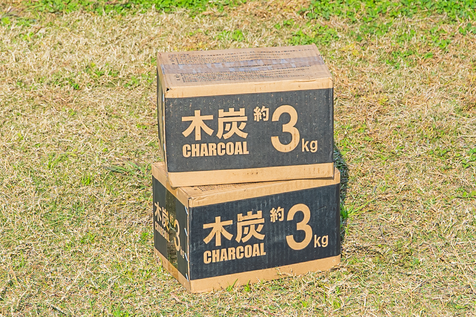 木炭約3Kgと書かれた段ボール箱が２箱積み重なっている写真