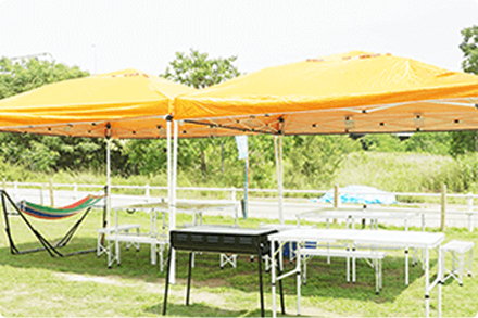 タープ、テーブル、椅子、コンロなどBBQ機材の写真