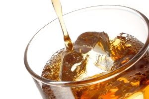 氷の入ったグラスにお茶が注がれている