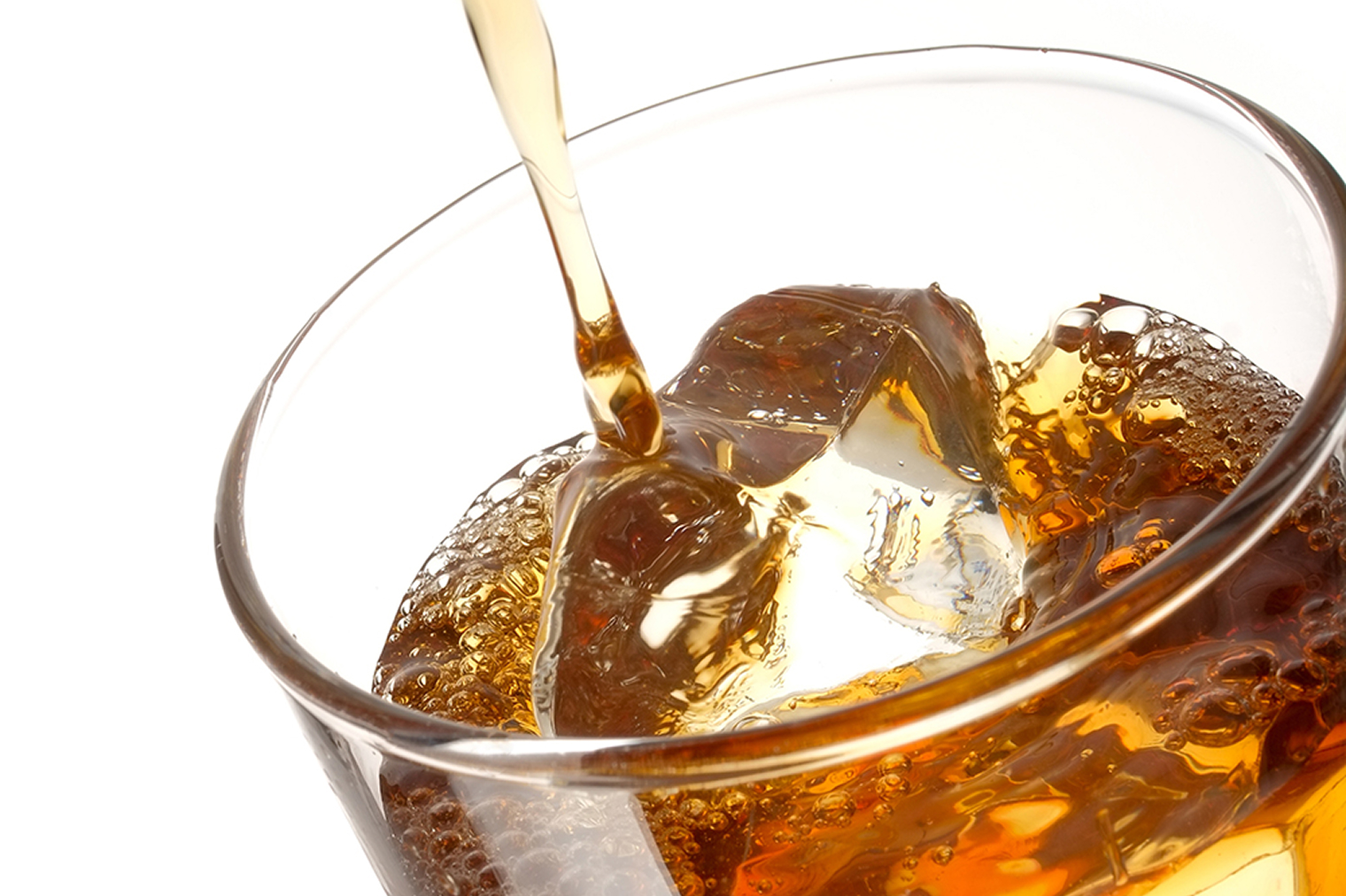 氷の入ったグラスにお茶が注がれている